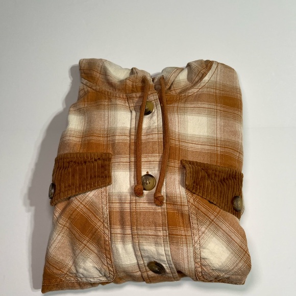 Women's Plaid Utility Jacket in Tan and Cream - Picture 12 of 12